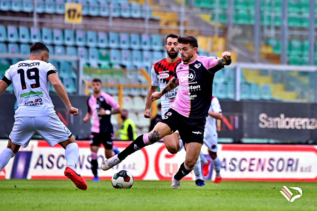 Un grande Palermo affonda un brutto Foggia: 3-0. Applaudito Zeman