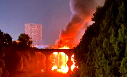 Roma, incendio devasta il "Ponte di Ferro", nessun ferito