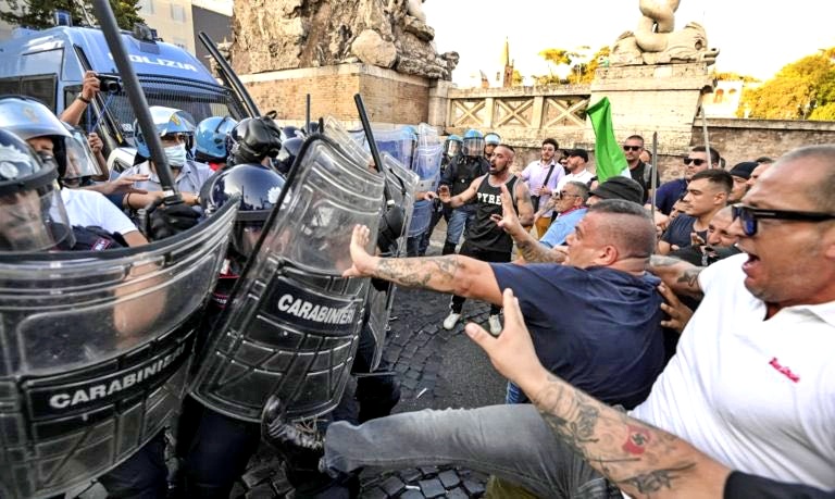 Disordini e tensione a Roma: “Sedie contro polizia”