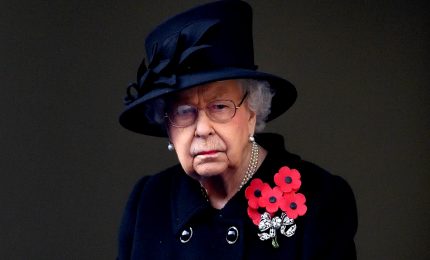La regina Elisabetta II dovrà stare a riposo per altre 2 settimane