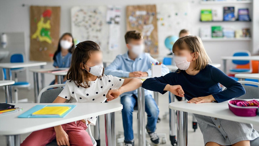 Scuola, da lunedì si cambia: Dad, tamponi e quarantene