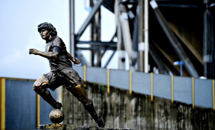 A Napoli inaugurata la statua di Maradona, presente De Laurentiis