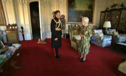 La regina Elisabetta torna in pubblico dopo lo stop per malattia