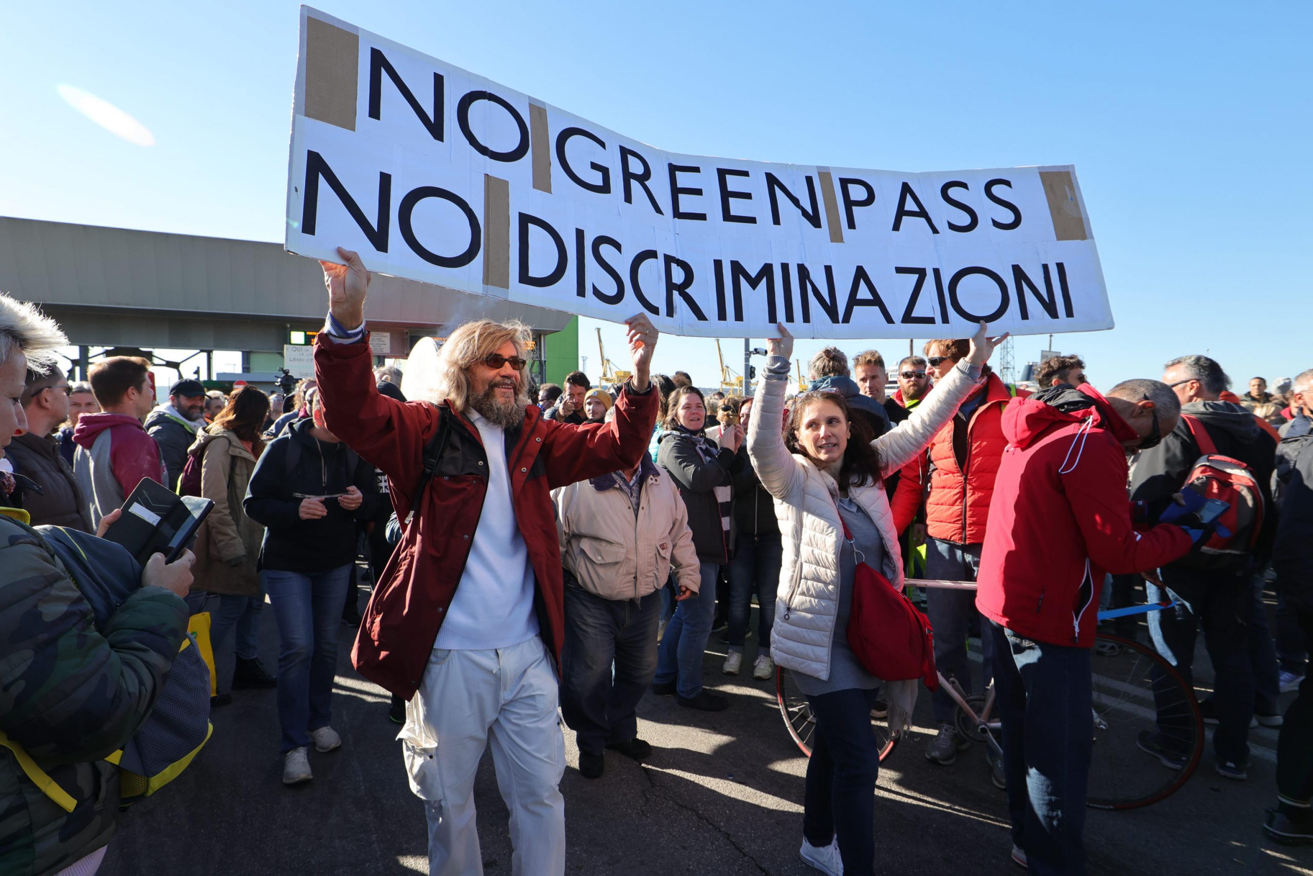 In 8 mila in corteo a Trieste: poche mascherine e tanti assembramenti