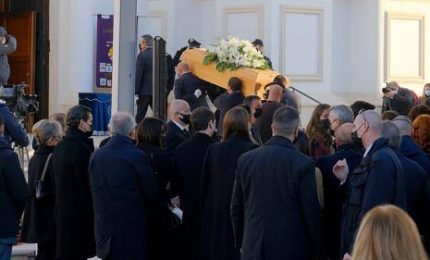 Funerali Doris: l'applauso delle gente, benedizione con Morricone