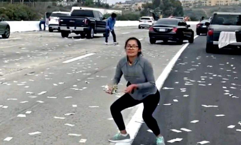 “Piovono” banconote da un furgone, ressa su un’autostrada in California