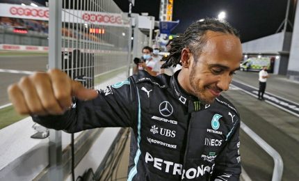 Gp Qatar, trionfo Hamilton. Verstappen limita i danni