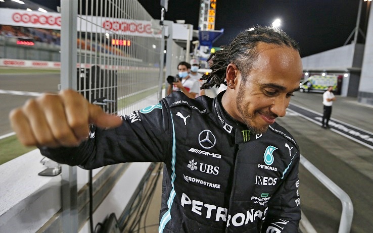 Gp Qatar, trionfo Hamilton. Verstappen limita i danni