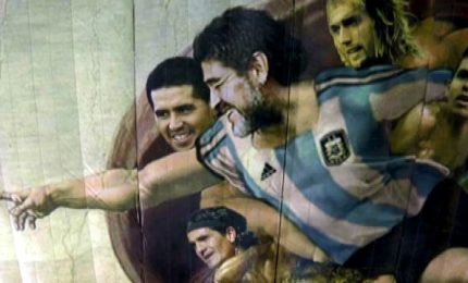 Maradona a un anno dalla morte rivive nei murales di La Boca
