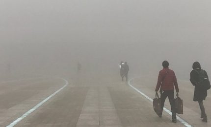 Troppo smog a Pechino, chiudono cortili delle scuole e autostrade