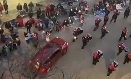 Wisconsin, Suv rosso investe folla durante la parata: almeno 5 morti