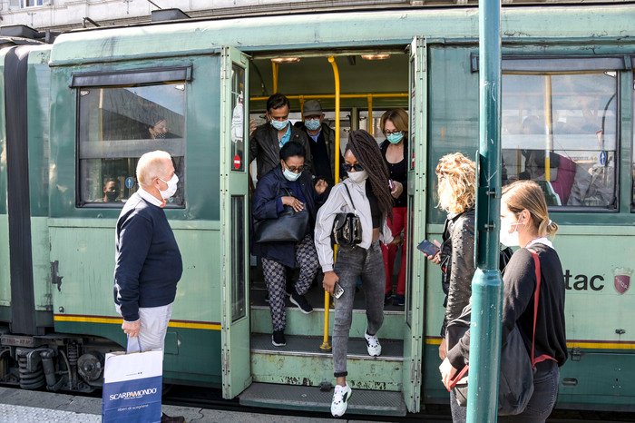 Covid, rivoluzione taxi e tornano i bigliettai su bus e tram