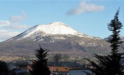 Neve sul Vesuvio, la spettacolare vista del vulcano innevato