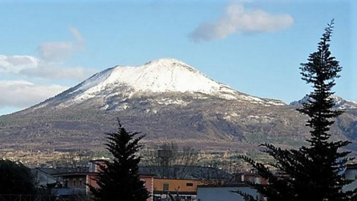 vesuvio-imbiancato-di-neve-colpo-di-coda-dell-inverno-696x392