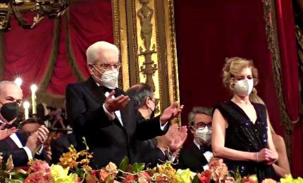 Mattarella alla Scala, 4 minuti di applausi e grida "Bis" in sala
