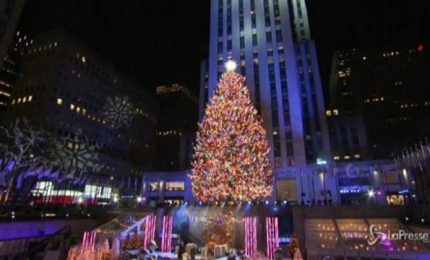 Si riaccende l'albero del Rockefeller Center dopo la pandemia