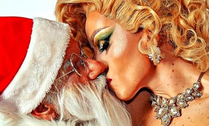 Il bacio tra Babbo Natale e una drag queen, è polemica a Napoli