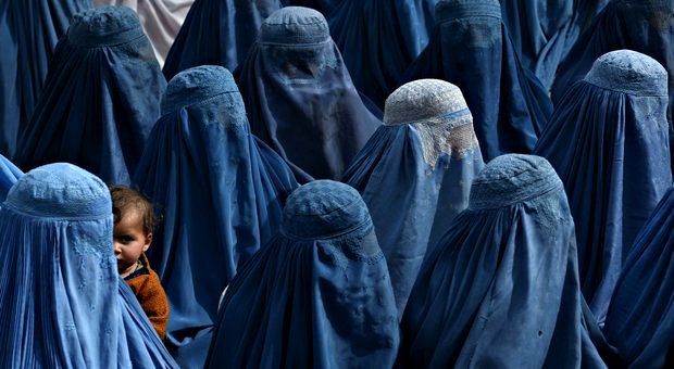 Afghanistan, niente viaggi per le donne se non scortate da parente