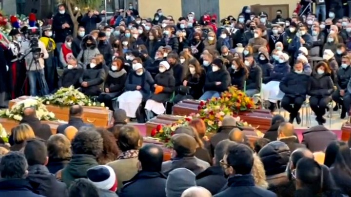 Ravanusa, piazza gremita per i funerali solenni delle 9 vittime