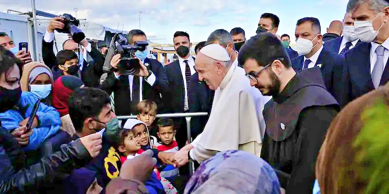Papa tra i rifugiati di Lesbo: “Mediterraneo un freddo cimitero senza lapidi”