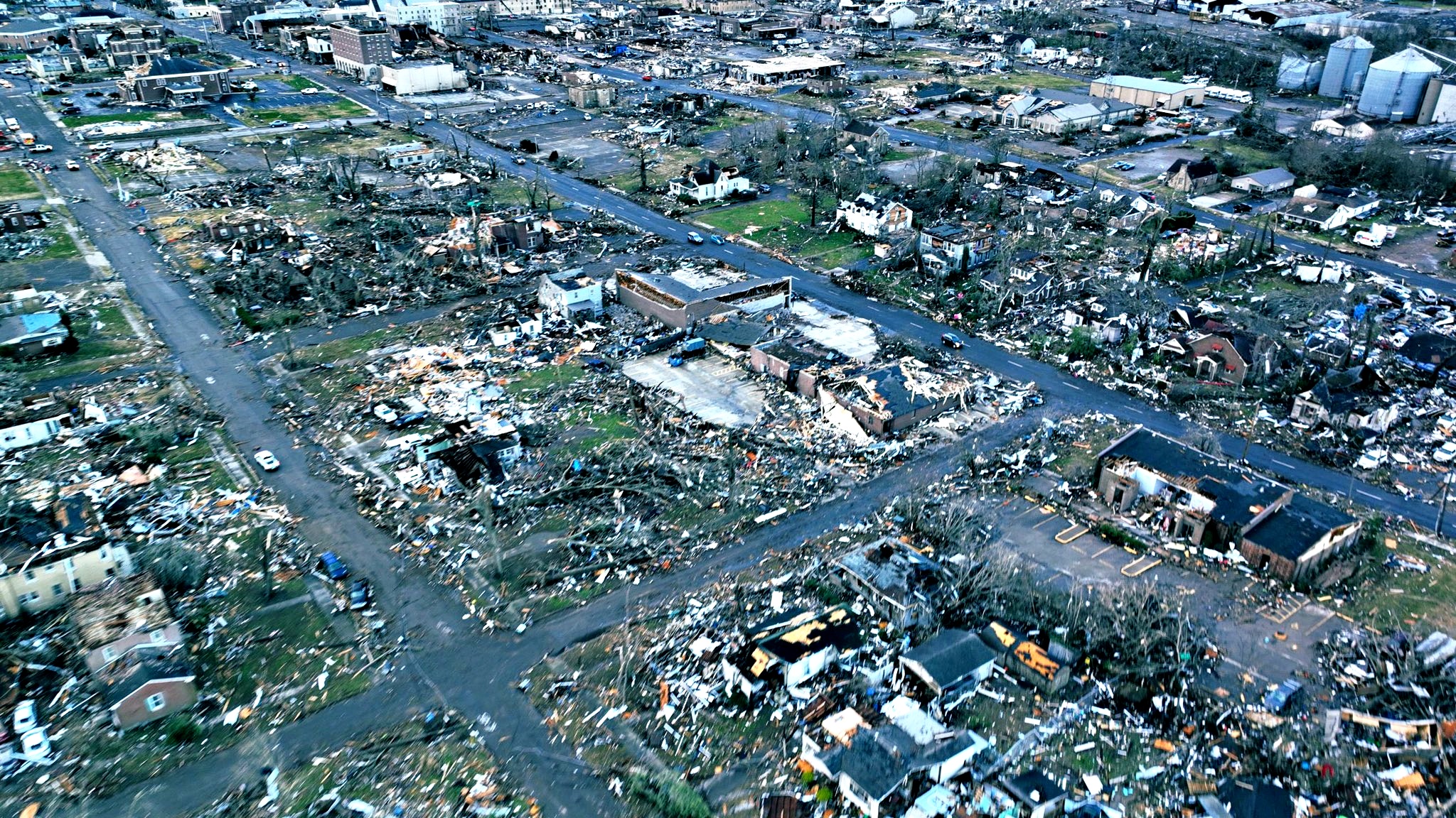Almeno 30 tornado si abbattono su sei Stati degli Usa: 100 morti
