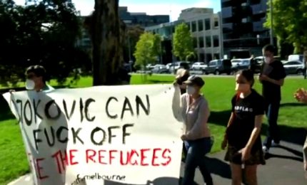 A Melbourne proteste contro Djokovic: "Liberate i rifugiati!"