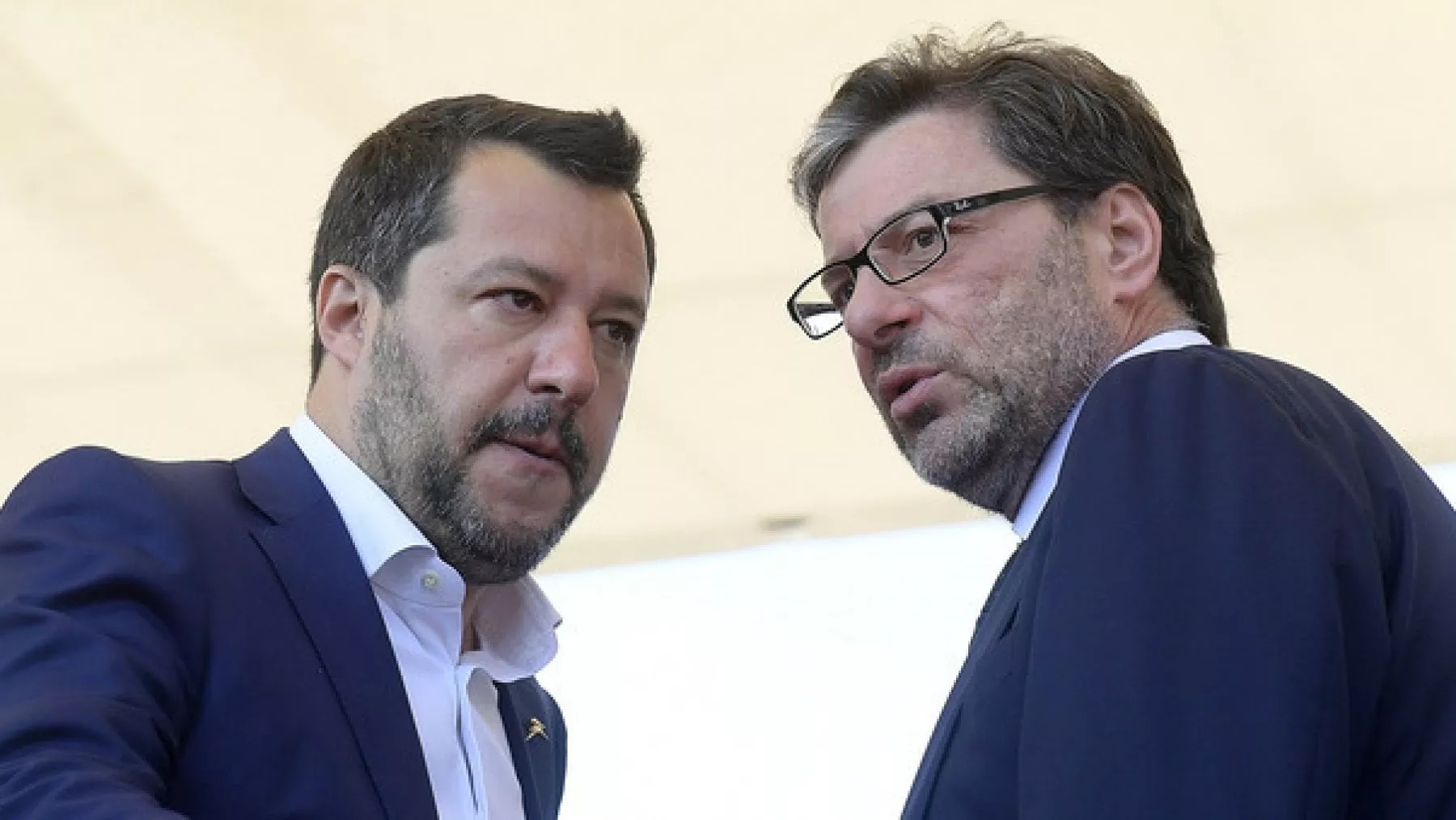 Salvini sventola bandiere Lega: Viminale e flat tax. E chiede anche presidenza Senato