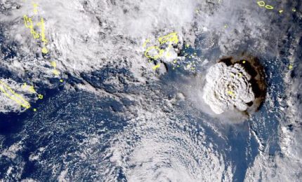 Tsunami a Tonga dopo l'eruzione di un vulcano sottomarino