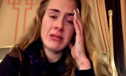 Adele in lacrime annuncia il rinvio dei concerti a Las Vegas
