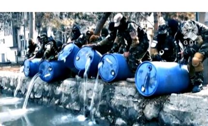 La guerra all'alcol dei talebani: buttati nel fiume 3mila litri