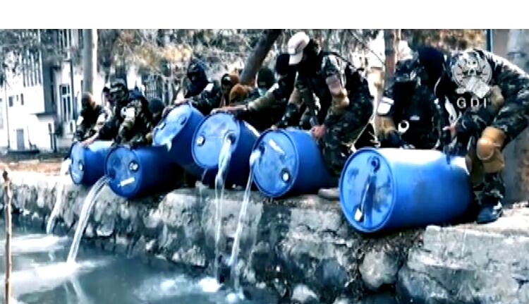 La guerra all’alcol dei talebani: buttati nel fiume 3mila litri