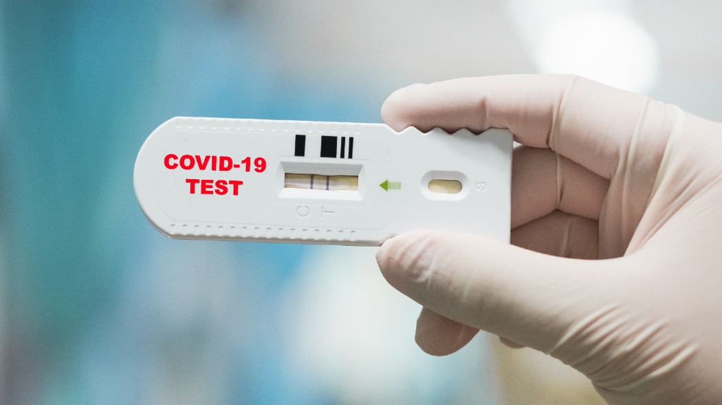 Covid 19-, il virus non molla. E Bassetti avverte: occhio a nuova variante