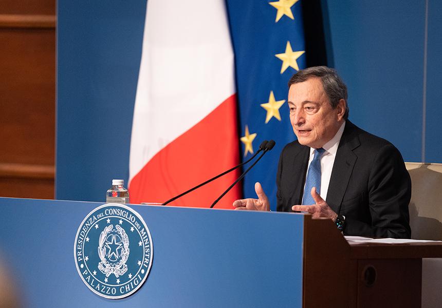 Draghi accusa no vax e difende le scuole aperte. Ma silenzio su Colle