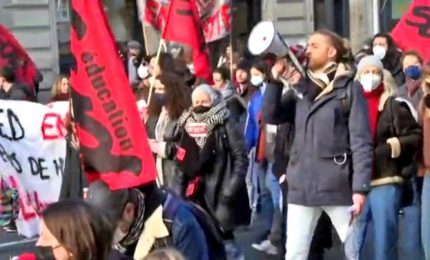In Francia insegnanti in piazza contro le regole Covid per scuola