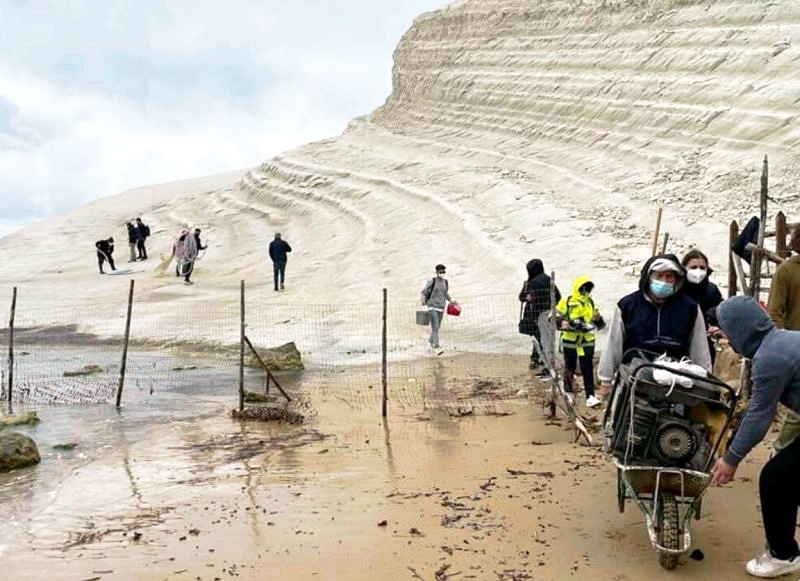 Scala dei Turchi torna bianca, ultimate operazioni pulizia