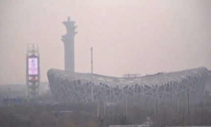 Il Villaggio Olimpico di Pechino nel grigiore e nello smog