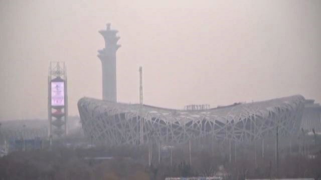 Il Villaggio Olimpico di Pechino nel grigiore e nello smog