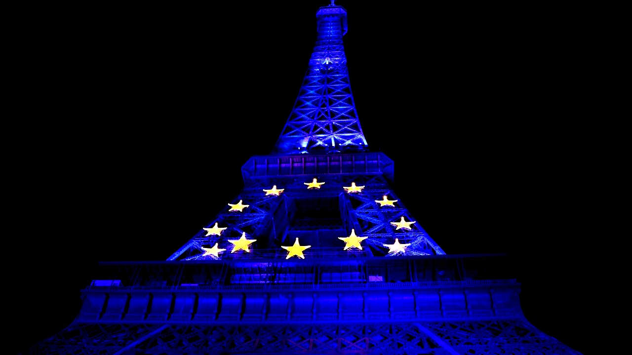 In Francia i monumenti in blu in onore della presidenza Ue