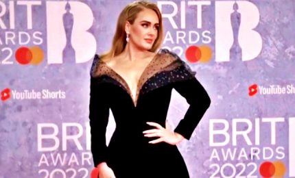 Adele veste italiano e trionfa ai Brit Awards 2022