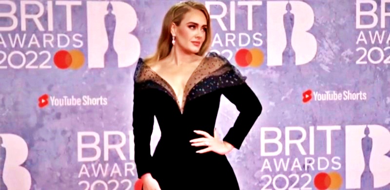 Adele veste italiano e trionfa ai Brit Awards 2022