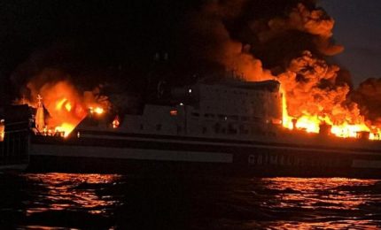 Operazioni di salvataggio dei passeggeri del traghetto in fiamme