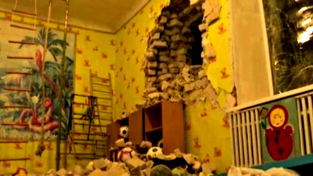 Ucraina, tensione sale su crisi, immagini di un asilo bombardato