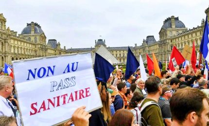 Il governo francese intende revocare pass vaccinale a fine marzo