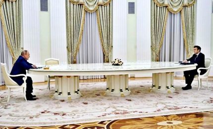Macron rifiuta tampone da Putin, arriva tavolo di 4 metri