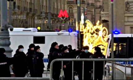 Polizia schierata a Mosca: no a manifestazioni contro guerra, primi arresti