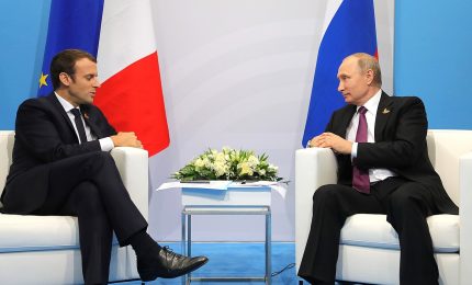 Macron vola a Mosca e incassa una cauta apertura di Putin
