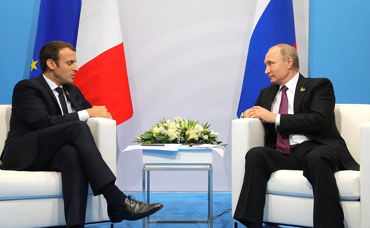 Macron vola a Mosca e incassa una cauta apertura di Putin