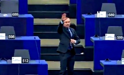 Eurodeputato bulgaro fa il saluto fascista nel Parlamento europeo