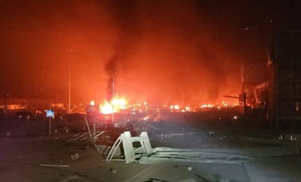 Il momento dell'esplosione del centro commerciale a Kiev