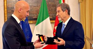 Presidente Musumeci consegna la medaglia d'oro al Valore civile a Luca Parmitano